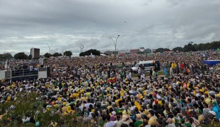 Sob chuva e com multidão, Nikolas Ferreira encerra 7º dia da “Caminhada pela Liberdade” em Brasília