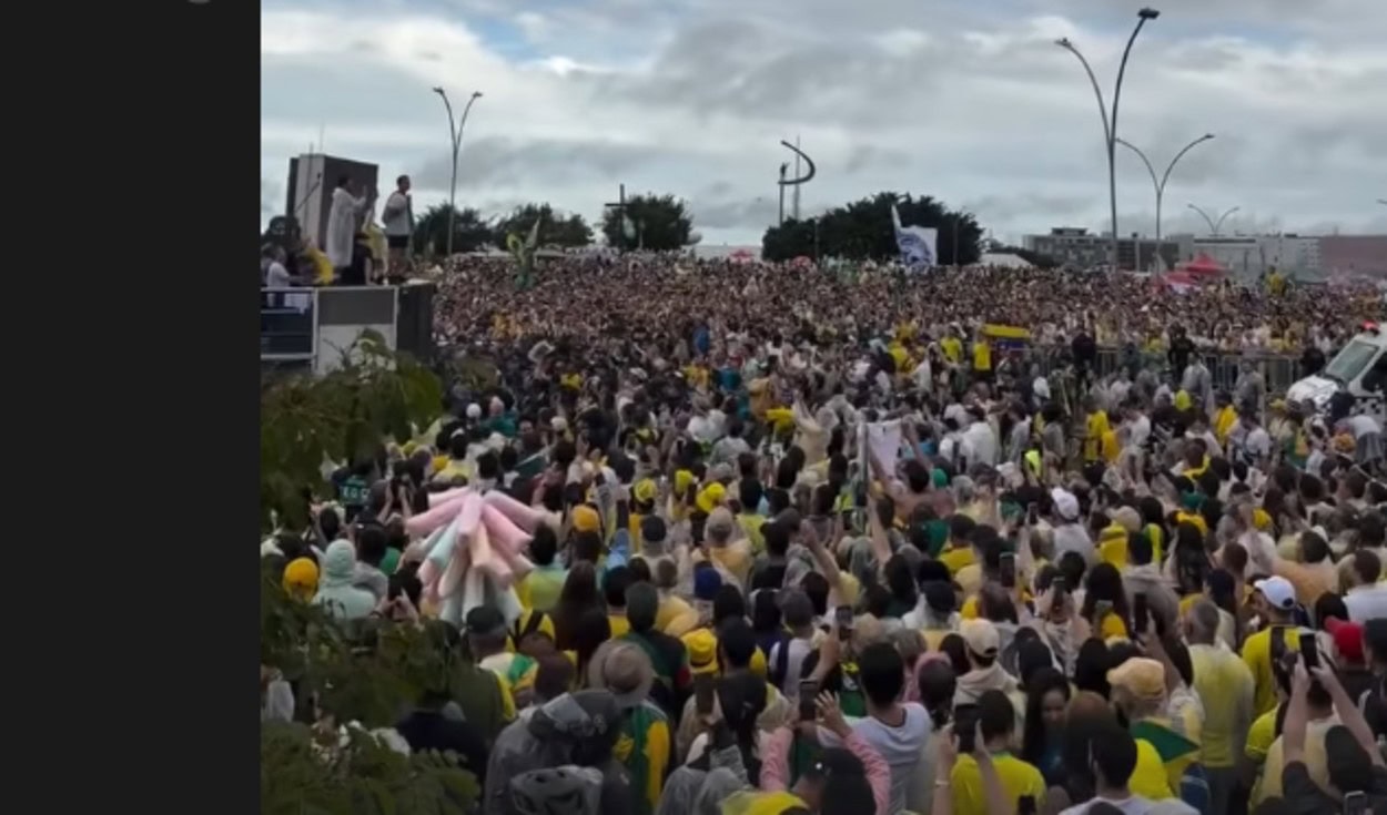 Sob chuva e com multidão, Nikolas Ferreira Encerra 7º dia da "Caminhada pela Liberdade" em Brasília