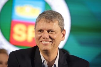 Tarcísio alfineta Lula ao celebrar prisão de Maduro: “Venezuela vencendo a esquerda”