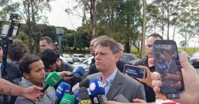 Tarcísio visita Bolsonaro na prisão e reforça apoio a Flávio para a Presidência em 2026