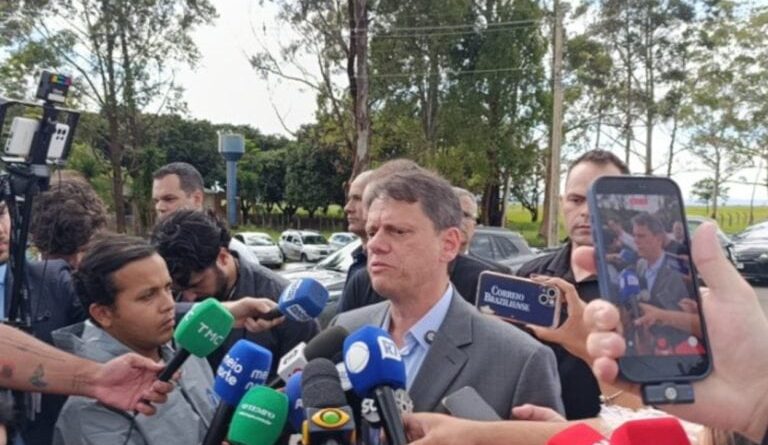 Tarcísio visita Bolsonaro na prisão e reforça apoio a Flávio para a Presidência em 2026