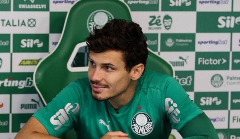 Torcida do Palmeiras se despede de Veiga