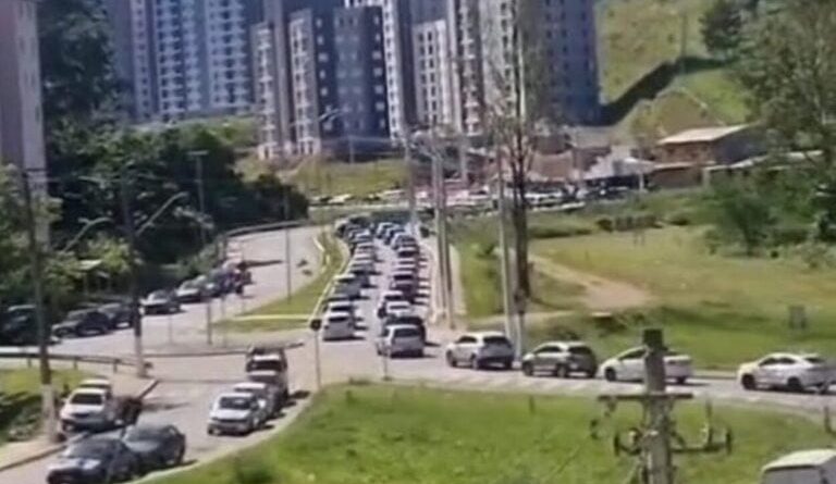 Trânsito na Anchieta sobrecarrega ruas do Jardim Silvina neste sábado