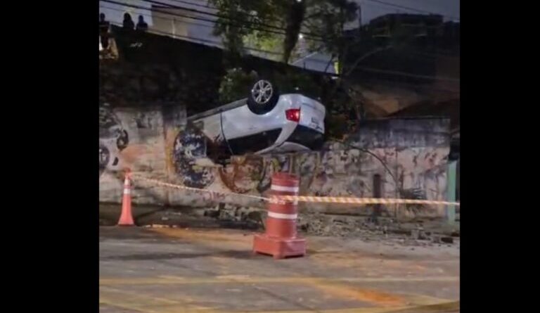 Veículo perde o controle e cai em terreno após colidir contra muro em São Bernardo