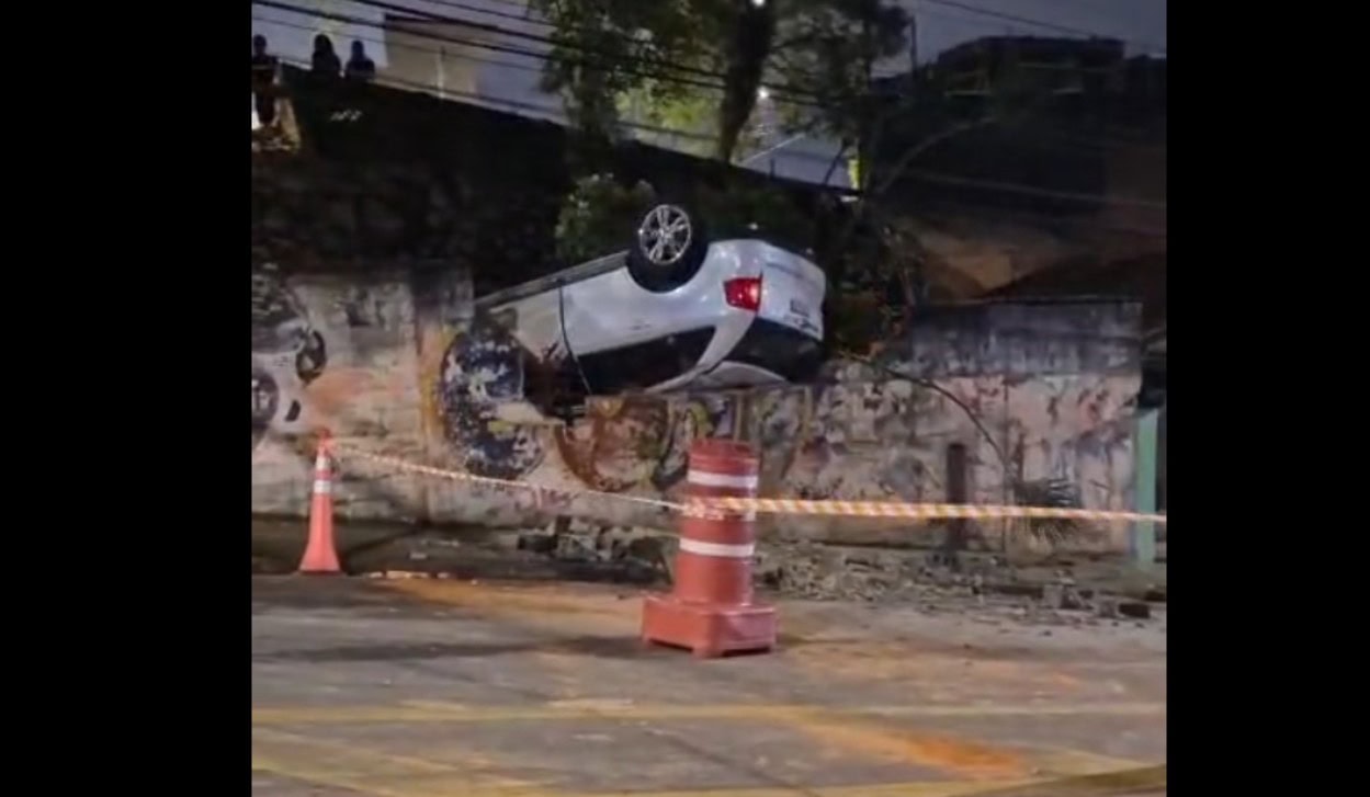 Veículo perde o controle e cai em terreno após colidir contra muro em São Bernardo