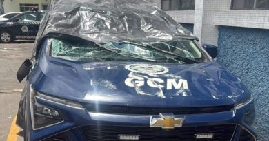 Viatura da GCM capota após colisão no Jardim Zaíra, em Mauá