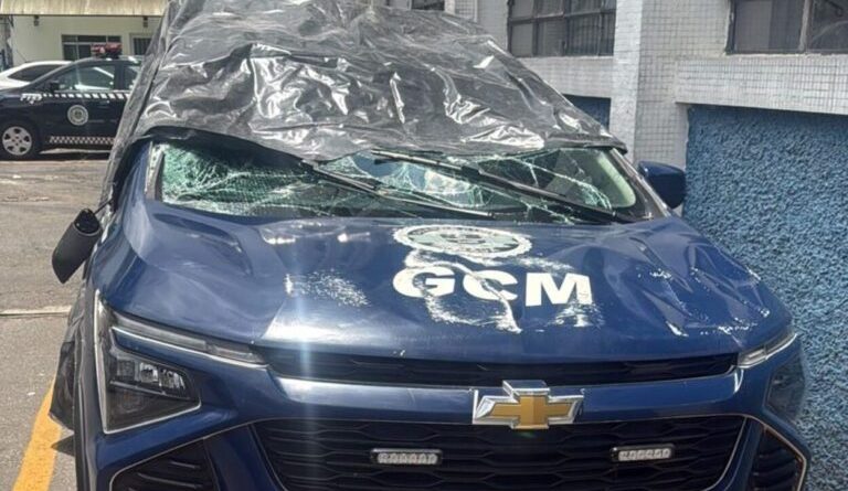 Viatura da GCM capota após colisão no Jardim Zaíra, em Mauá