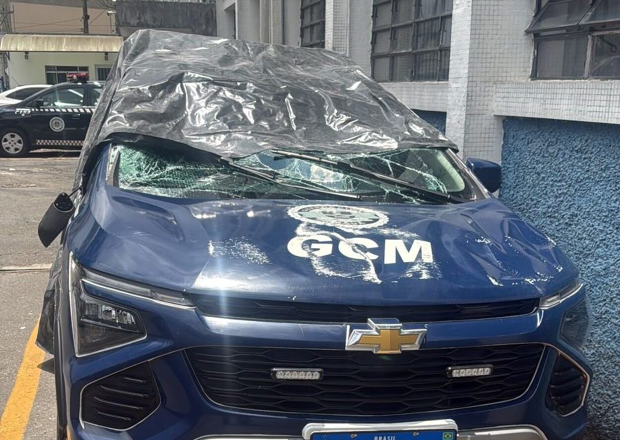 Viatura da GCM capota após colisão no Jardim Zaíra, em Mauá