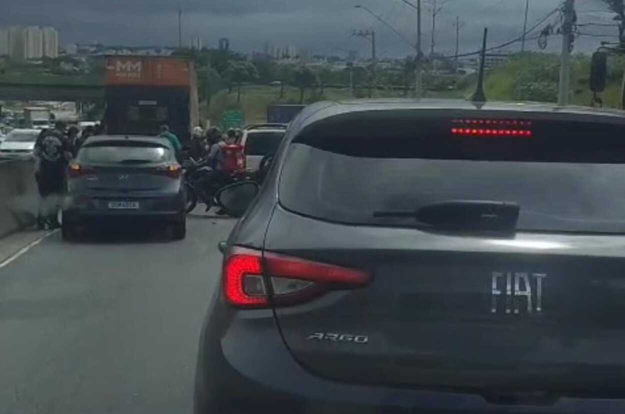 Acidente com caminhão deixa um morto na Avenida Lions em São Bernardo