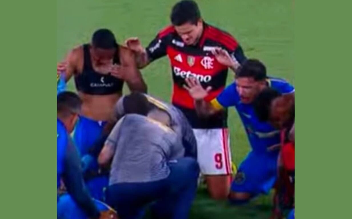Liderados por figuras como o atacante Pedro, do Flamengo, jogadores das duas equipes se ajoelharam no círculo central para orar por jogador