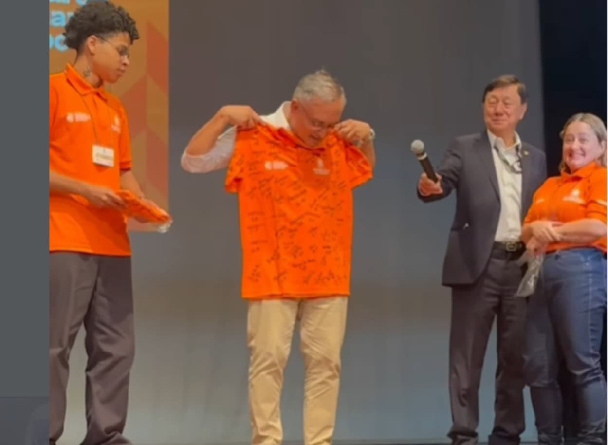 Prefeito Marcelo Lima ganhou de presente duas camisetas autografadas por alunos da Faculdade Municipal 