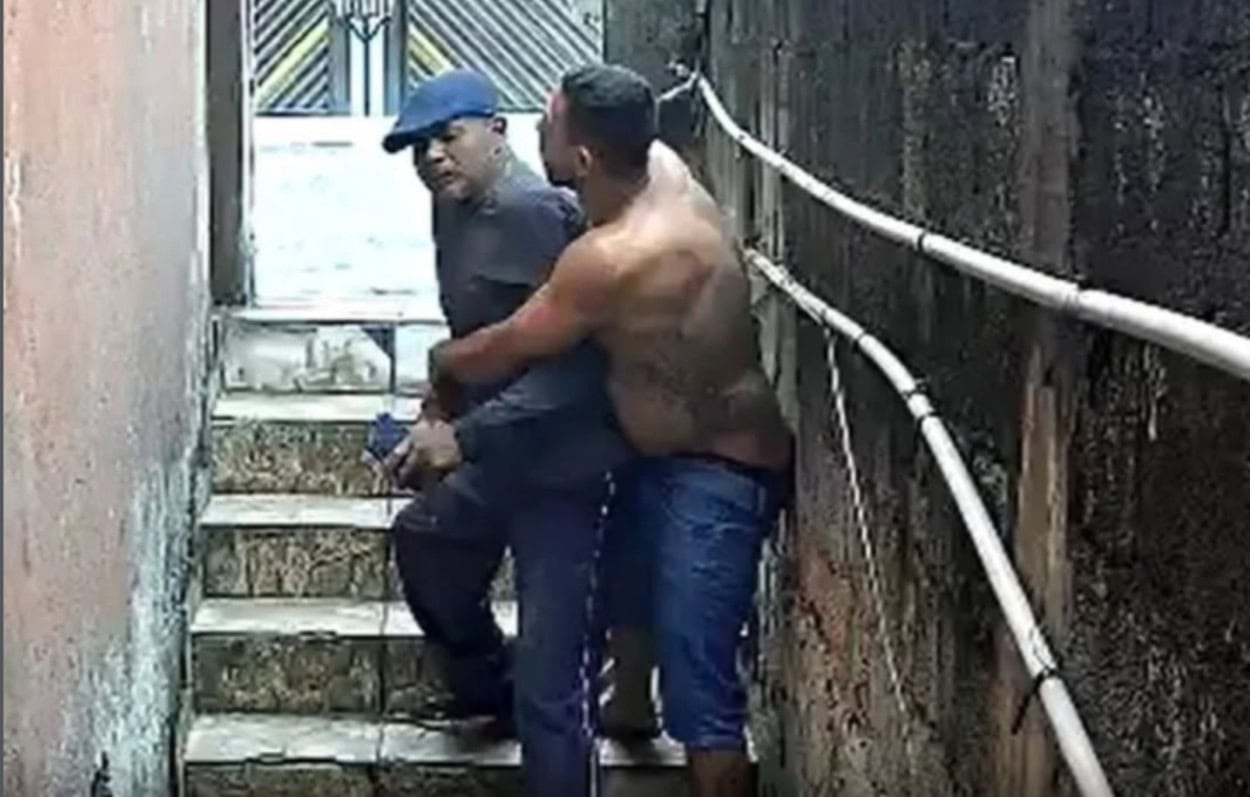 Vítima havia dado golpe de faca no vizinho no dia anterior após discussão; polícia investiga se crime foi vingança ou desdobramento do conflito