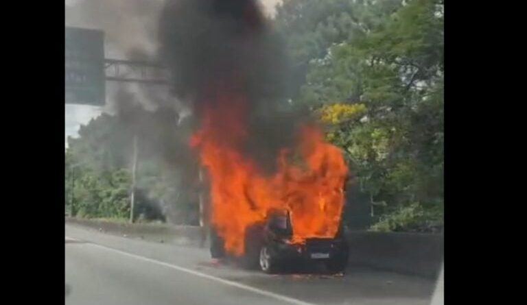Carro pega fogo na Via Anchieta e mobiliza Bombeiros em São Bernardo