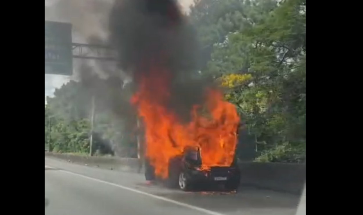 Carro pega fogo na Via Anchieta e mobiliza Bombeiros em São Bernardo