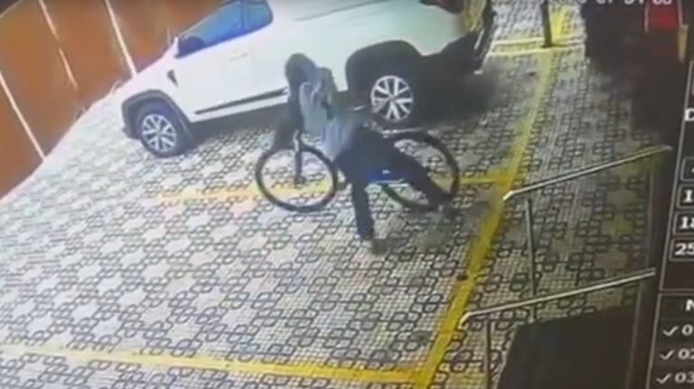 Cliente tem bicicleta furtada na porta de açougue em frente ao terminal Ferrazópolis em SBC