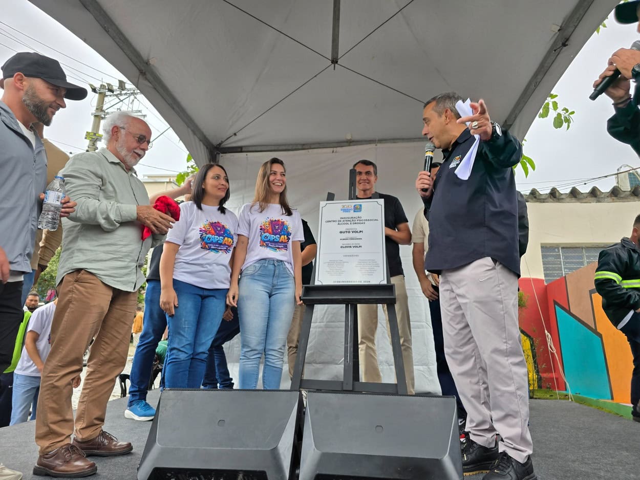 Prefeito Guto Volpi inaugurou a nova sede do CAPS ao lado de profissionais e  do secretário de saúde - Foto: Gabriel Moraes