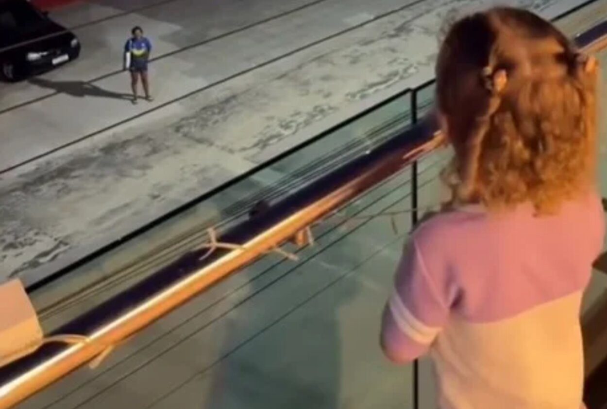 'Faltou o abraço': Vídeo de menina chamando babá pela varanda comove as redes sociais e viraliza