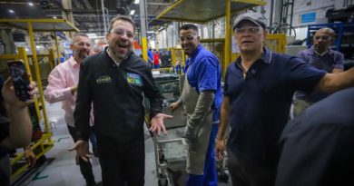 Guilherme Boulos visita trabalhadores da Delga, em Diadema, na manhã desta segunda