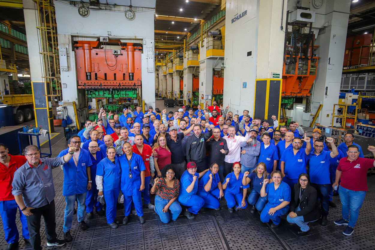 Guilherme Boulos visita trabalhadores da Delga, em Diadema, na manhã desta segunda