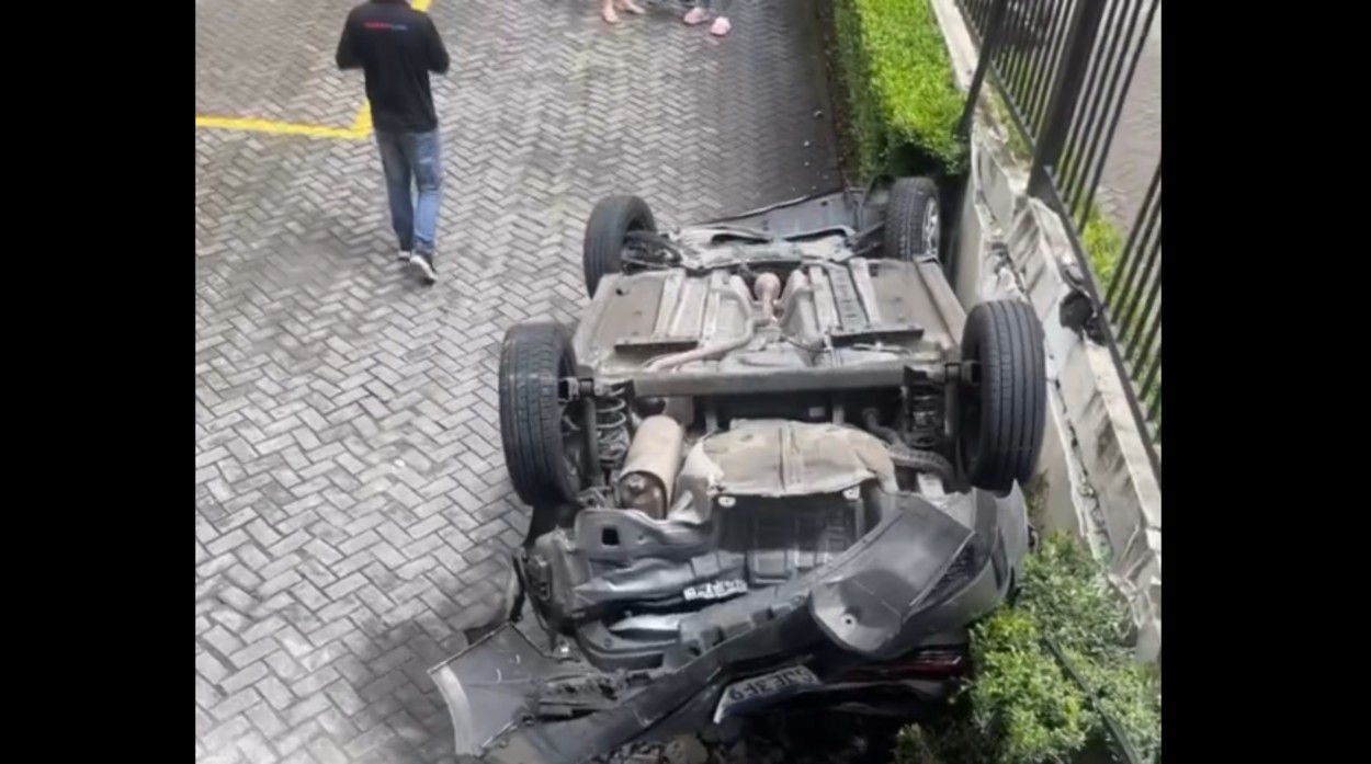 Morador registra estragos após queda de veículos em garagem de São Bernardo