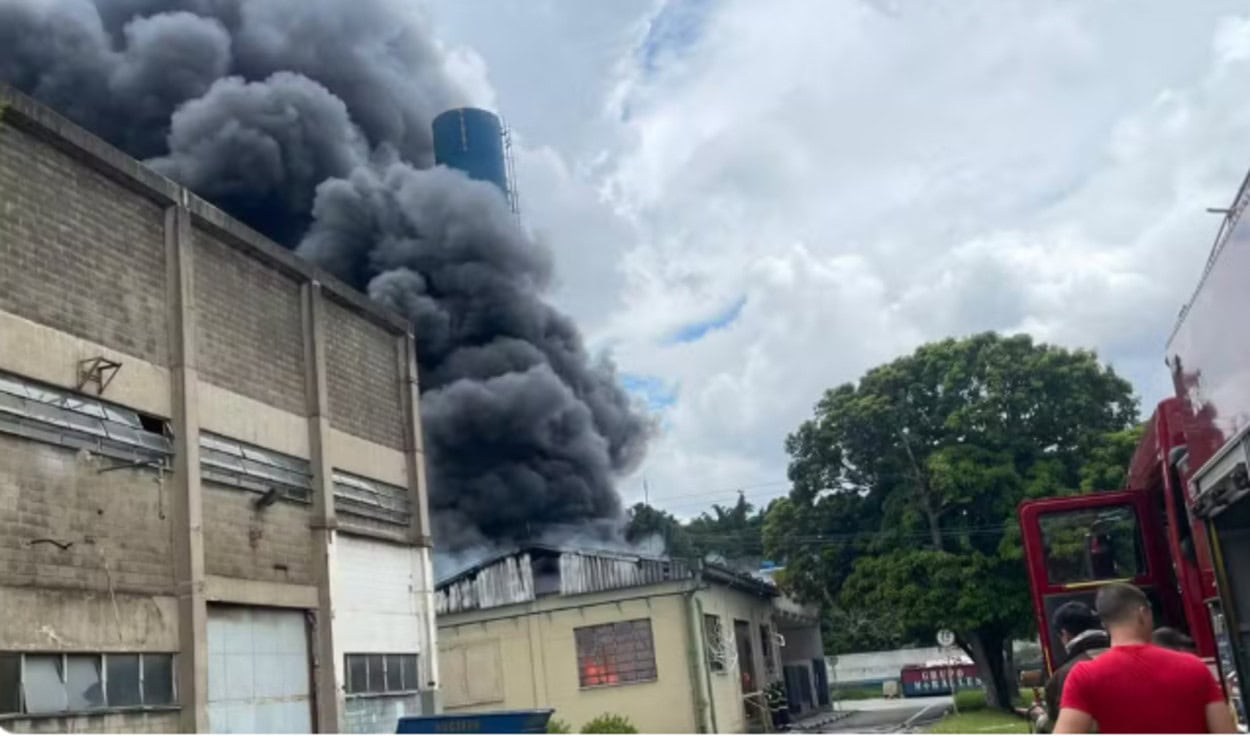 Odor químico e explosão: O que se sabe sobre o incêndio em fábrica no bairro Paulicéia em SBC