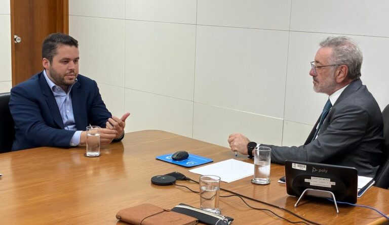 Prefeito Gilvan Ferreira defende indústria têxtil em reunião no MDIC, em Brasília