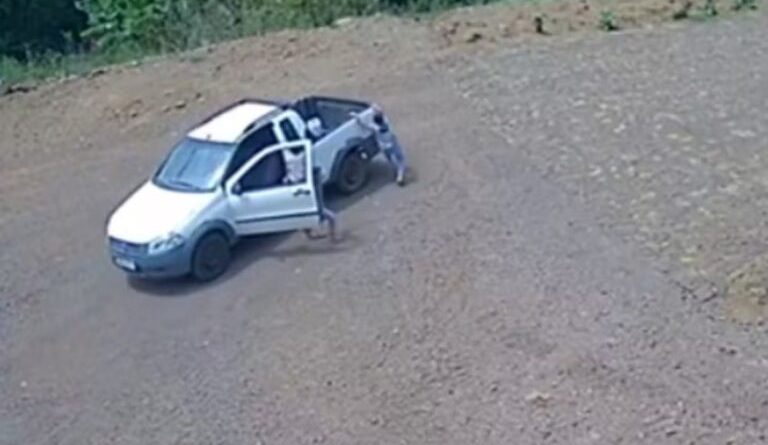 Susto: Gêmeos de 6 anos pulam de carro em movimento antes de queda em barranco