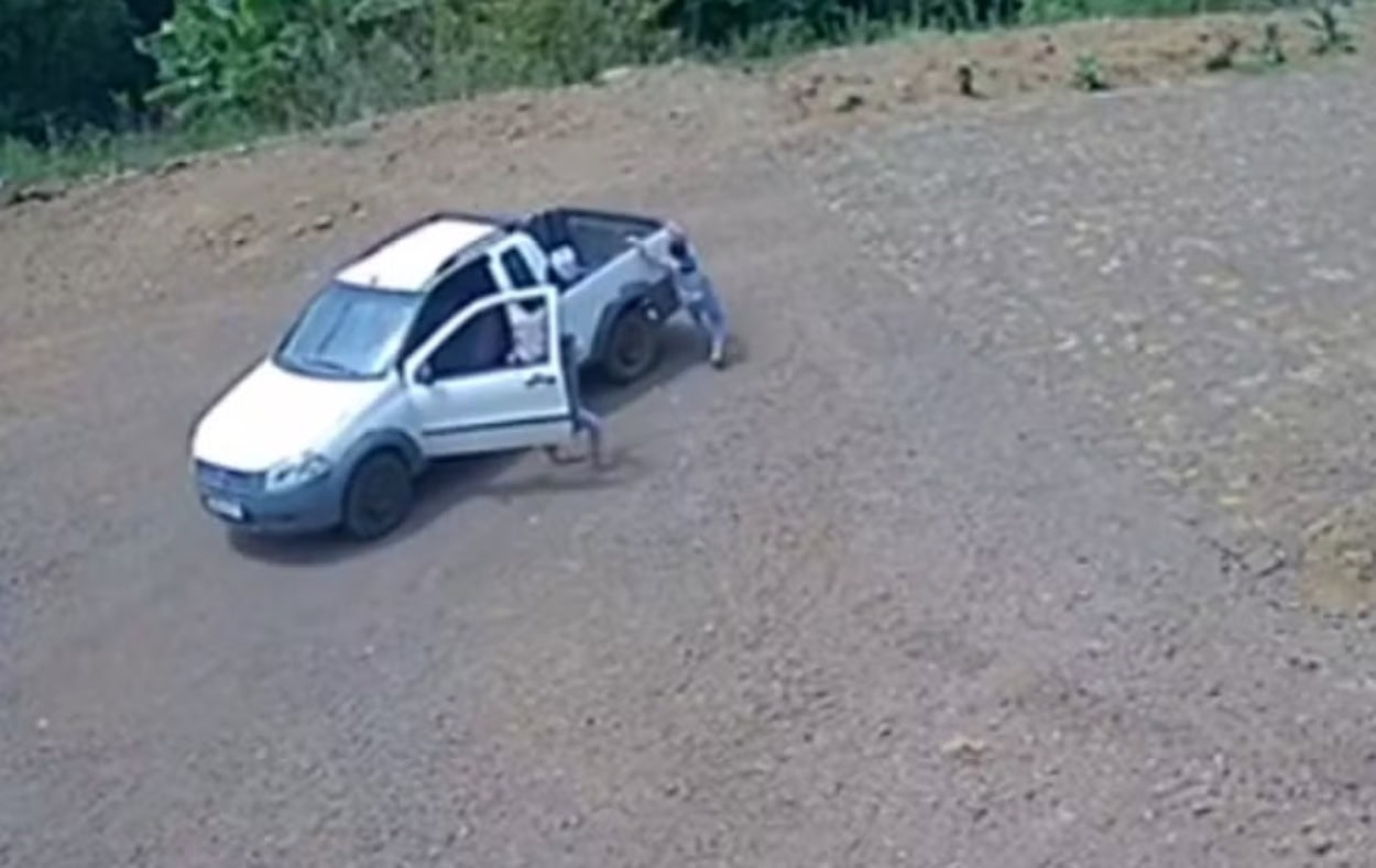 Susto: Gêmeos de 6 anos pulam de carro em movimento antes de queda em barranco