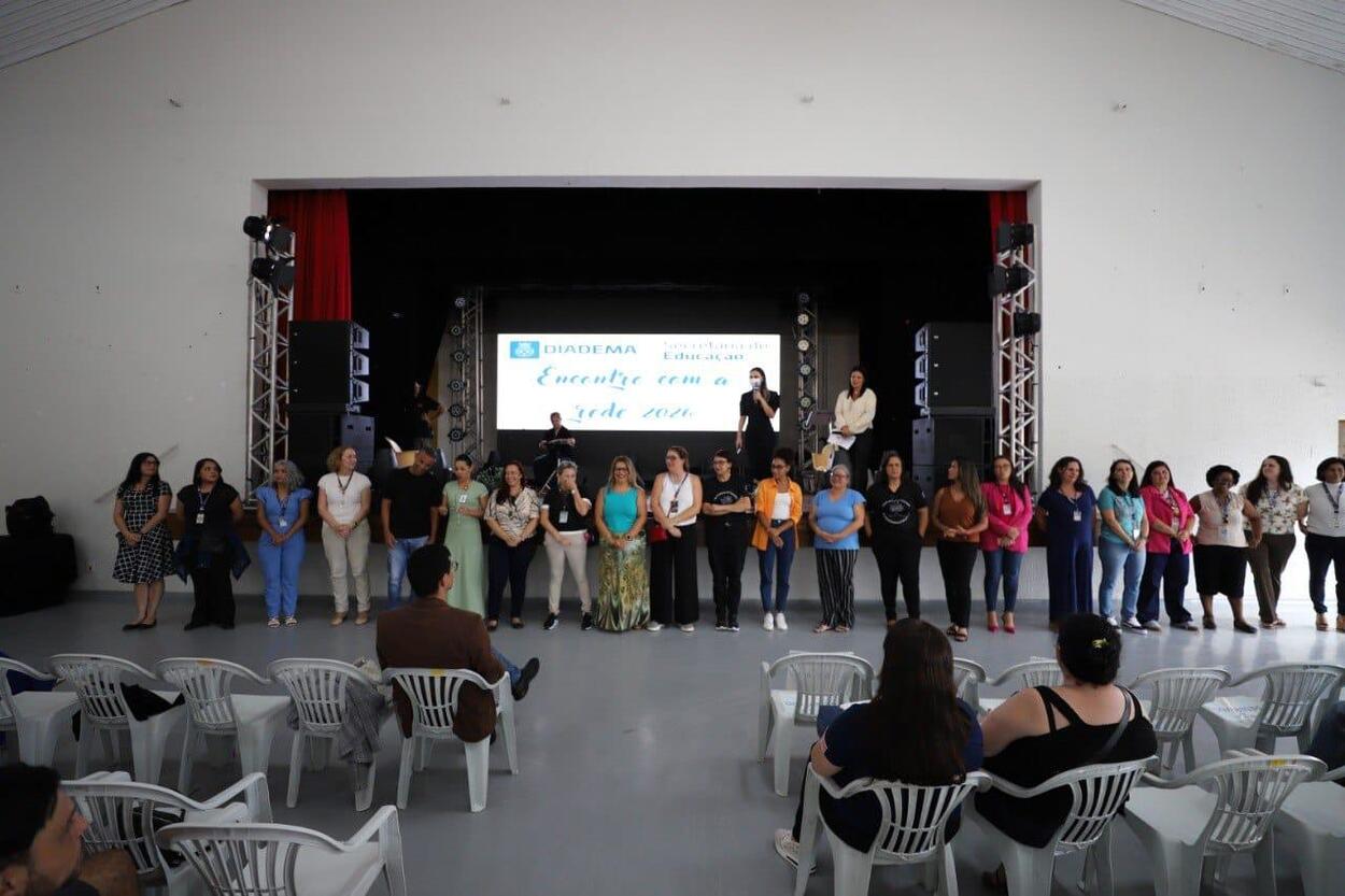 Medida anunciada em encontro com professores garante retomada de direitos funcionais, válida para todos os servidores públicos municipais