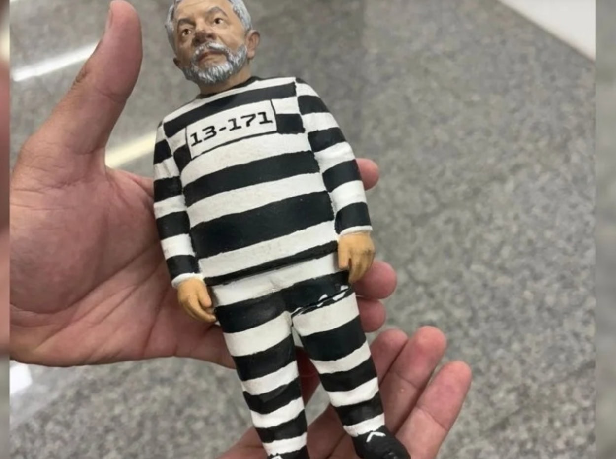 Discussão começou depois que Watanabe levou ao plenário um boneco do presidente Luiz Inácio Lula da Silva vestido com roupa de presidiário