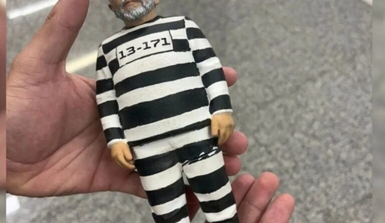 Vereadores Ananias Andrade e Watanabe batem boca por causa de boneco do presidente Lula - 2026-02-11 11:34:25