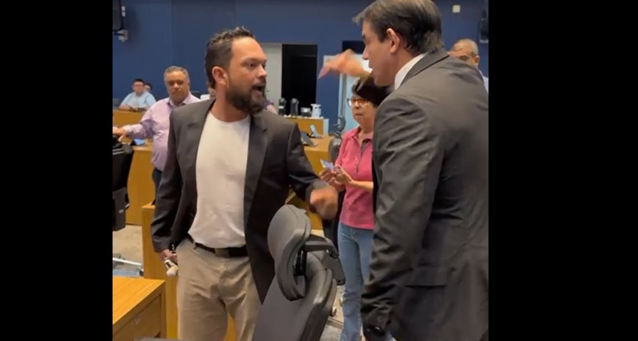 Vereadores Ananias Andrade e Watanabe batem boca por causa de boneco do presidente Lula