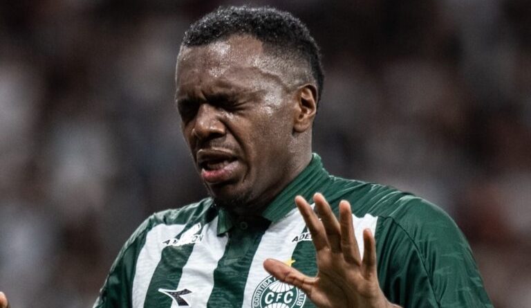 Autor do gol do Coritiba contra o Corinthians precisa sair de ambulância do estádio - 2026-03-11 23:55:10