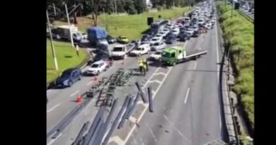 Carga espalhada interdita parcialmente a Via Anchieta em São Bernardo - 2026-03-20 11:15:11