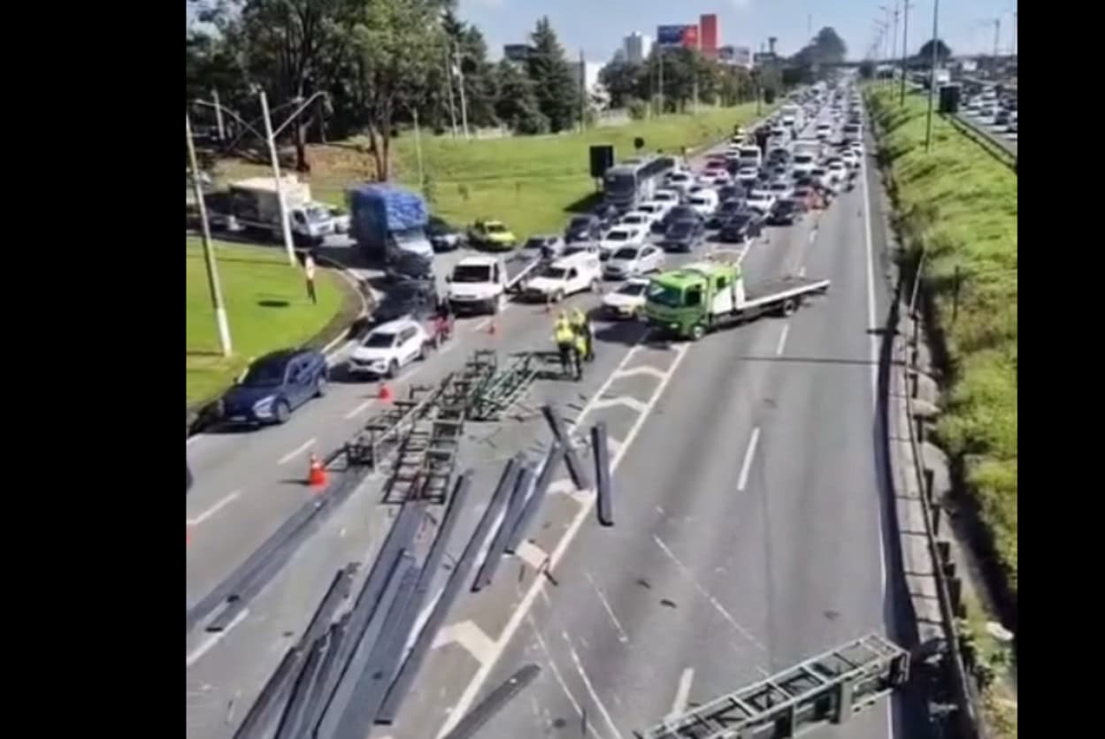 Carga espalhada interdita parcialmente a Via Anchieta em São Bernardo