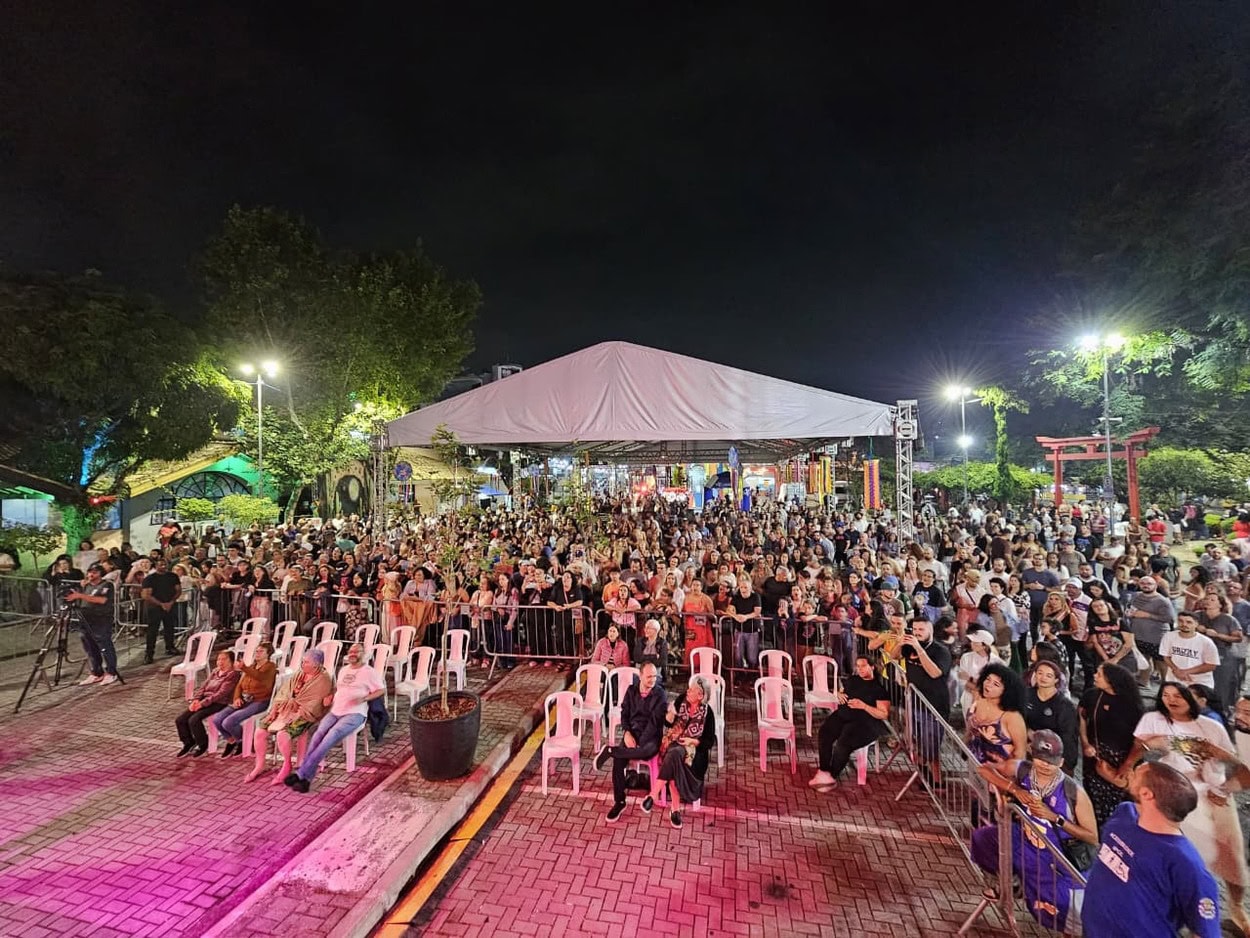 <blockquote class="instagram-media" data-instgrm-captioned data-instgrm-permalink="https://www.instagram.com/reel/DWIOK3BDIrj/?utm_source=ig_embed&utm_campaign=loading" data-instgrm-version="14" style=" background:#FFF; border:0; border-radius:3px; box-shadow:0 0 1px 0 rgba(0,0,0,0.5),0 1px 10px 0 rgba(0,0,0,0.15); margin: 1px; max-width:540px; min-width:326px; padding:0; width:99.375%; width:-webkit-calc(100% - 2px); width:calc(100% - 2px);"><div style="padding:16px;"> <a href="https://www.instagram.com/reel/DWIOK3BDIrj/?utm_source=ig_embed&utm_campaign=loading" style=" background:#FFFFFF; line-height:0; padding:0 0; text-align:center; text-decoration:none; width:100%;" target="_blank"> <div style=" display: flex; flex-direction: row; align-items: center;"> <div style="background-color: #F4F4F4; border-radius: 50%; flex-grow: 0; height: 40px; margin-right: 14px; width: 40px;"></div> <div style="display: flex; flex-direction: column; flex-grow: 1; justify-content: center;"> <div style=" background-color: #F4F4F4; border-radius: 4px; flex-grow: 0; height: 14px; margin-bottom: 6px; width: 100px;"></div> <div style=" background-color: #F4F4F4; border-radius: 4px; flex-grow: 0; height: 14px; width: 60px;"></div></div></div><div style="padding: 19% 0;"></div> <div style="display:block; height:50px; margin:0 auto 12px; width:50px;"><svg width="50px" height="50px" viewBox="0 0 60 60" version="1.1" xmlns="https://www.w3.org/2000/svg" xmlns:xlink="https://www.w3.org/1999/xlink"><g stroke="none" stroke-width="1" fill="none" fill-rule="evenodd"><g transform="translate(-511.000000, -20.000000)" fill="#000000"><g><path d="M556.869,30.41 C554.814,30.41 553.148,32.076 553.148,34.131 C553.148,36.186 554.814,37.852 556.869,37.852 C558.924,37.852 560.59,36.186 560.59,34.131 C560.59,32.076 558.924,30.41 556.869,30.41 M541,60.657 C535.114,60.657 530.342,55.887 530.342,50 C530.342,44.114 535.114,39.342 541,39.342 C546.887,39.342 551.658,44.114 551.658,50 C551.658,55.887 546.887,60.657 541,60.657 M541,33.886 C532.1,33.886 524.886,41.1 524.886,50 C524.886,58.899 532.1,66.113 541,66.113 C549.9,66.113 557.115,58.899 557.115,50 C557.115,41.1 549.9,33.886 541,33.886 M565.378,62.101 C565.244,65.022 564.756,66.606 564.346,67.663 C563.803,69.06 563.154,70.057 562.106,71.106 C561.058,72.155 560.06,72.803 558.662,73.347 C557.607,73.757 556.021,74.244 553.102,74.378 C549.944,74.521 548.997,74.552 541,74.552 C533.003,74.552 532.056,74.521 528.898,74.378 C525.979,74.244 524.393,73.757 523.338,73.347 C521.94,72.803 520.942,72.155 519.894,71.106 C518.846,70.057 518.197,69.06 517.654,67.663 C517.244,66.606 516.755,65.022 516.623,62.101 C516.479,58.943 516.448,57.996 516.448,50 C516.448,42.003 516.479,41.056 516.623,37.899 C516.755,34.978 517.244,33.391 517.654,32.338 C518.197,30.938 518.846,29.942 519.894,28.894 C520.942,27.846 521.94,27.196 523.338,26.654 C524.393,26.244 525.979,25.756 528.898,25.623 C532.057,25.479 533.004,25.448 541,25.448 C548.997,25.448 549.943,25.479 553.102,25.623 C556.021,25.756 557.607,26.244 558.662,26.654 C560.06,27.196 561.058,27.846 562.106,28.894 C563.154,29.942 563.803,30.938 564.346,32.338 C564.756,33.391 565.244,34.978 565.378,37.899 C565.522,41.056 565.552,42.003 565.552,50 C565.552,57.996 565.522,58.943 565.378,62.101 M570.82,37.631 C570.674,34.438 570.167,32.258 569.425,30.349 C568.659,28.377 567.633,26.702 565.965,25.035 C564.297,23.368 562.623,22.342 560.652,21.575 C558.743,20.834 556.562,20.326 553.369,20.18 C550.169,20.033 549.148,20 541,20 C532.853,20 531.831,20.033 528.631,20.18 C525.438,20.326 523.257,20.834 521.349,21.575 C519.376,22.342 517.703,23.368 516.035,25.035 C514.368,26.702 513.342,28.377 512.574,30.349 C511.834,32.258 511.326,34.438 511.181,37.631 C511.035,40.831 511,41.851 511,50 C511,58.147 511.035,59.17 511.181,62.369 C511.326,65.562 511.834,67.743 512.574,69.651 C513.342,71.625 514.368,73.296 516.035,74.965 C517.703,76.634 519.376,77.658 521.349,78.425 C523.257,79.167 525.438,79.673 528.631,79.82 C531.831,79.965 532.853,80.001 541,80.001 C549.148,80.001 550.169,79.965 553.369,79.82 C556.562,79.673 558.743,79.167 560.652,78.425 C562.623,77.658 564.297,76.634 565.965,74.965 C567.633,73.296 568.659,71.625 569.425,69.651 C570.167,67.743 570.674,65.562 570.82,62.369 C570.966,59.17 571,58.147 571,50 C571,41.851 570.966,40.831 570.82,37.631"></path></g></g></g></svg></div><div style="padding-top: 8px;"> <div style=" color:#3897f0; font-family:Arial,sans-serif; font-size:14px; font-style:normal; font-weight:550; line-height:18px;">Ver essa foto no Instagram</div></div><div style="padding: 12.5% 0;"></div> <div style="display: flex; flex-direction: row; margin-bottom: 14px; align-items: center;"><div> <div style="background-color: #F4F4F4; border-radius: 50%; height: 12.5px; width: 12.5px; transform: translateX(0px) translateY(7px);"></div> <div style="background-color: #F4F4F4; height: 12.5px; transform: rotate(-45deg) translateX(3px) translateY(1px); width: 12.5px; flex-grow: 0; margin-right: 14px; margin-left: 2px;"></div> <div style="background-color: #F4F4F4; border-radius: 50%; height: 12.5px; width: 12.5px; transform: translateX(9px) translateY(-18px);"></div></div><div style="margin-left: 8px;"> <div style=" background-color: #F4F4F4; border-radius: 50%; flex-grow: 0; height: 20px; width: 20px;"></div> <div style=" width: 0; height: 0; border-top: 2px solid transparent; border-left: 6px solid #f4f4f4; border-bottom: 2px solid transparent; transform: translateX(16px) translateY(-4px) rotate(30deg)"></div></div><div style="margin-left: auto;"> <div style=" width: 0px; border-top: 8px solid #F4F4F4; border-right: 8px solid transparent; transform: translateY(16px);"></div> <div style=" background-color: #F4F4F4; flex-grow: 0; height: 12px; width: 16px; transform: translateY(-4px);"></div> <div style=" width: 0; height: 0; border-top: 8px solid #F4F4F4; border-left: 8px solid transparent; transform: translateY(-4px) translateX(8px);"></div></div></div> <div style="display: flex; flex-direction: column; flex-grow: 1; justify-content: center; margin-bottom: 24px;"> <div style=" background-color: #F4F4F4; border-radius: 4px; flex-grow: 0; height: 14px; margin-bottom: 6px; width: 224px;"></div> <div style=" background-color: #F4F4F4; border-radius: 4px; flex-grow: 0; height: 14px; width: 144px;"></div></div></a><p style=" color:#c9c8cd; font-family:Arial,sans-serif; font-size:14px; line-height:17px; margin-bottom:0; margin-top:8px; overflow:hidden; padding:8px 0 7px; text-align:center; text-overflow:ellipsis; white-space:nowrap;"><a href="https://www.instagram.com/reel/DWIOK3BDIrj/?utm_source=ig_embed&utm_campaign=loading" style=" color:#c9c8cd; font-family:Arial,sans-serif; font-size:14px; font-style:normal; font-weight:normal; line-height:17px; text-decoration:none;" target="_blank">Um post compartilhado por ABCD Jornal (@abcd_jornal)</a></p></div></blockquote><script async src="//www.instagram.com/embed.js"></script>