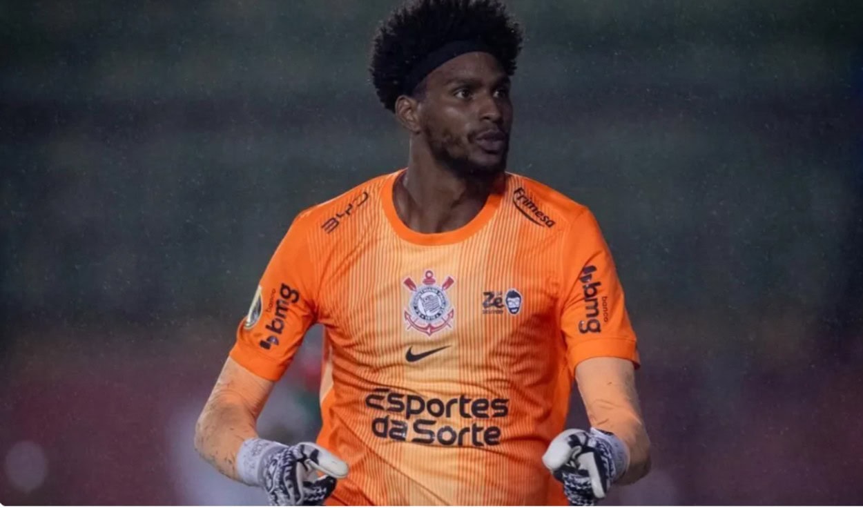Hugo Souza brilha nos pênaltis, mas sofre racismo após classificação do Corinthians