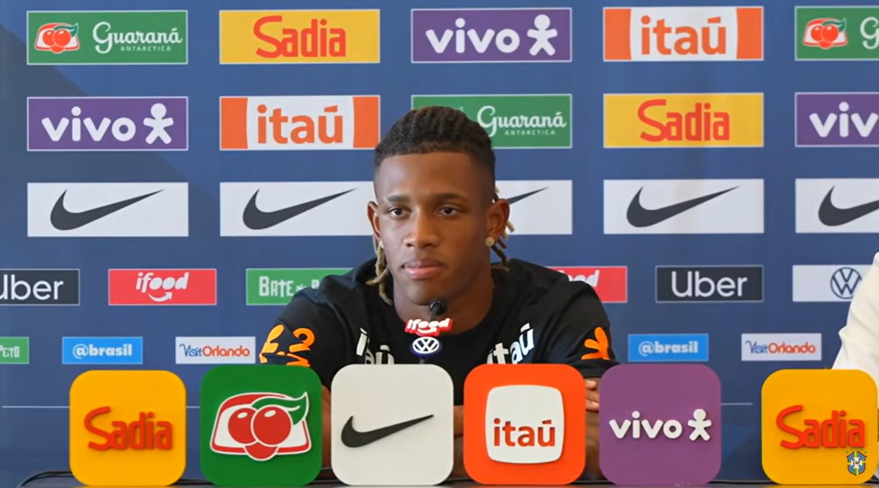 Reprodução / CBF TV Danilo fala sobre posição na Seleção e exalta o meio de campo: “Estamos bem servidos”