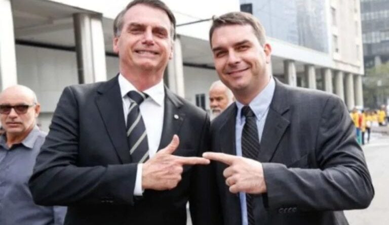 Flávio Bolsonaro homenageia o pai em aniversário de 71 anos: “Sempre ao seu lado” - 2026-03-21 11:00:42