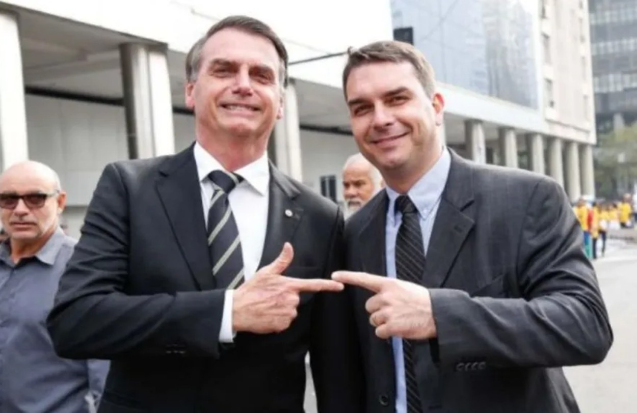 Flávio Bolsonaro homenageia o pai em aniversário: “Sempre ao seu lado”. Foto: Reprodução