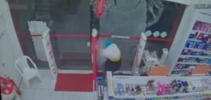 Impressionante: Vídeo mostra confronto entre indivíduo e PM durante roubo a farmácia em SP - 2026-03-16 22:58:26