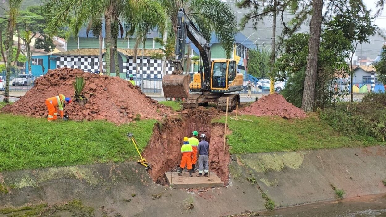 Obras do viaduto estaiado entram em nova etapa com instalação de drenagem na região central