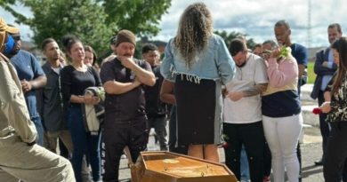 Sob forte comoção, jovem vítima de feminicídio é sepultada em São Bernardo - 2026-03-13 15:43:12