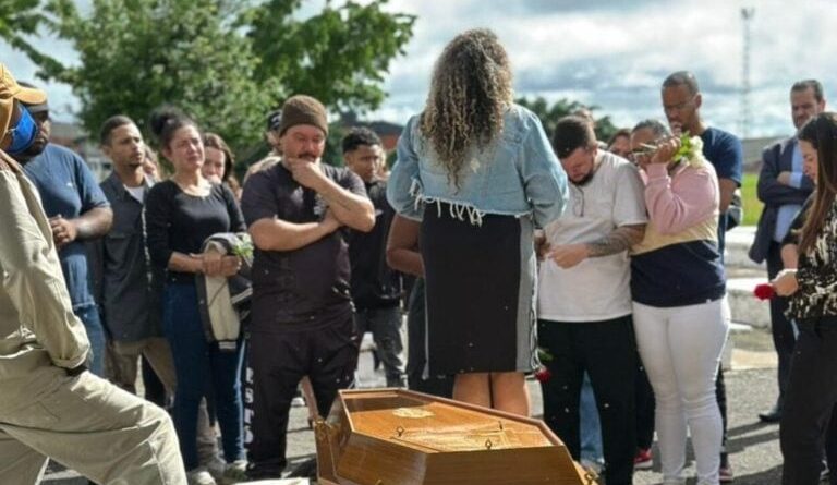 Sob forte comoção, jovem vítima de feminicídio é sepultada em São Bernardo - 2026-03-13 15:43:12