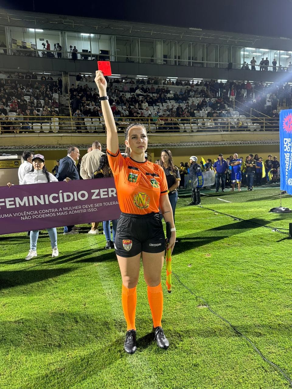 Liga e as equipes participantes reforçaram a mensagem “Feminicídio Zero”, utilizando a abertura oficial da Divisão Especial para destacar a importância do combate à violência contra a mulher.