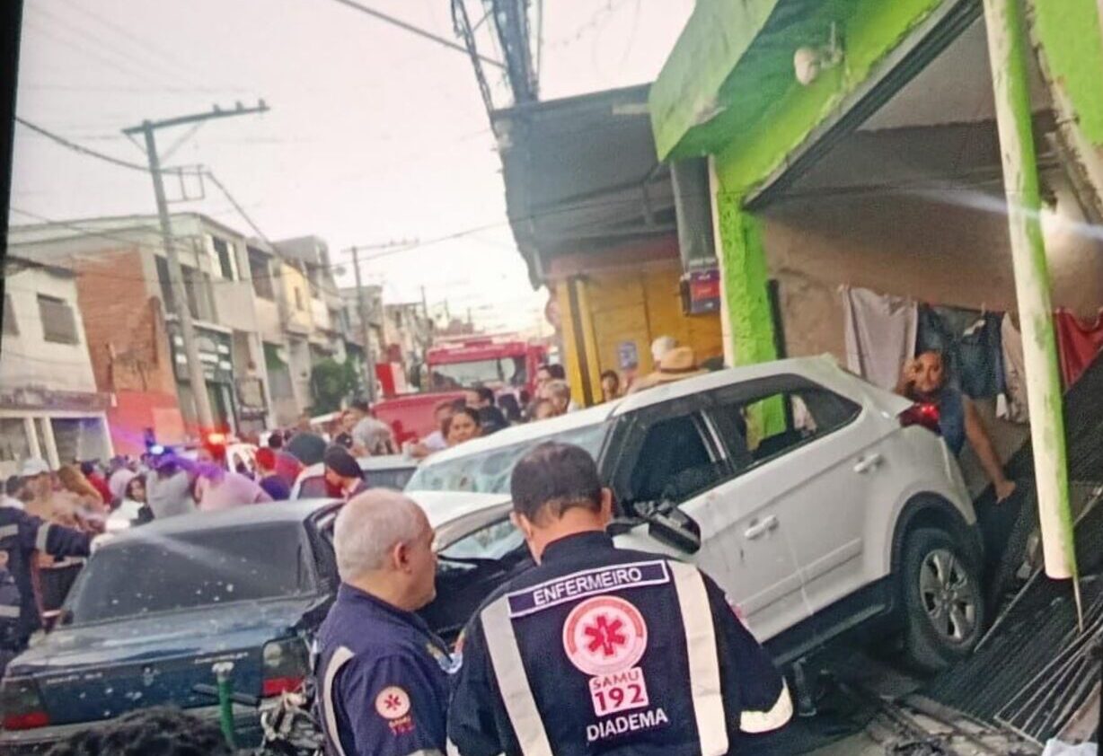 Em Diadema, carro invade calçada, bate contra muro e tira a vida de duas crianças no Taboão
