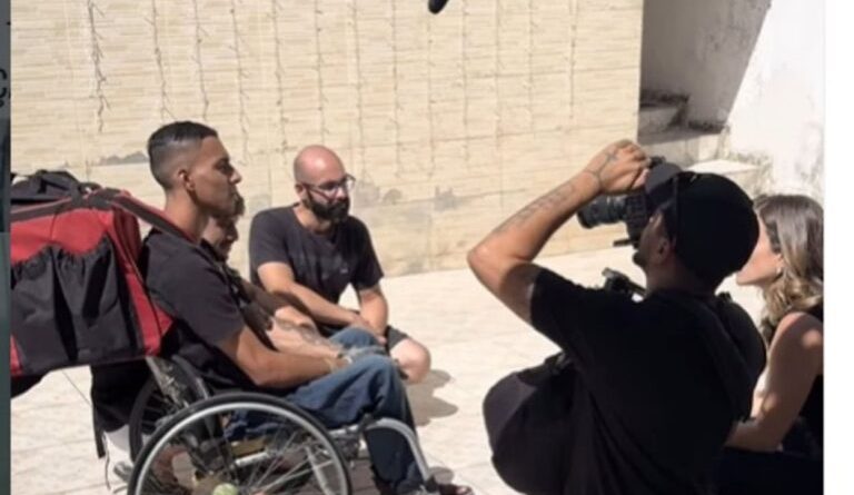 Exemplo de Superação: Record TV grava rotina de entregador cadeirante do ABC - 2026-04-16 17:53:57