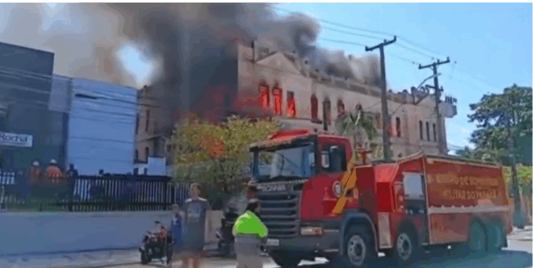 Fogo consome prédio histórico do Instituto de Educação em Paranaguá - 2026-04-04 21:19:49