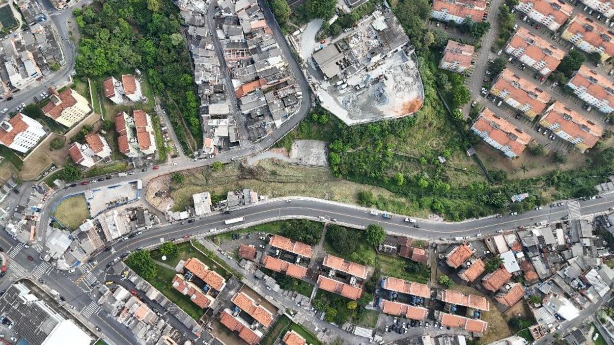 revitalização da área verde da Rua da Visão contempla a implantação de quadra poliesportiva, academia ao ar livre, pistas de caminhada e bicicleta, áreas de convivência com mesa e bancos, plantio de árvores nativas.