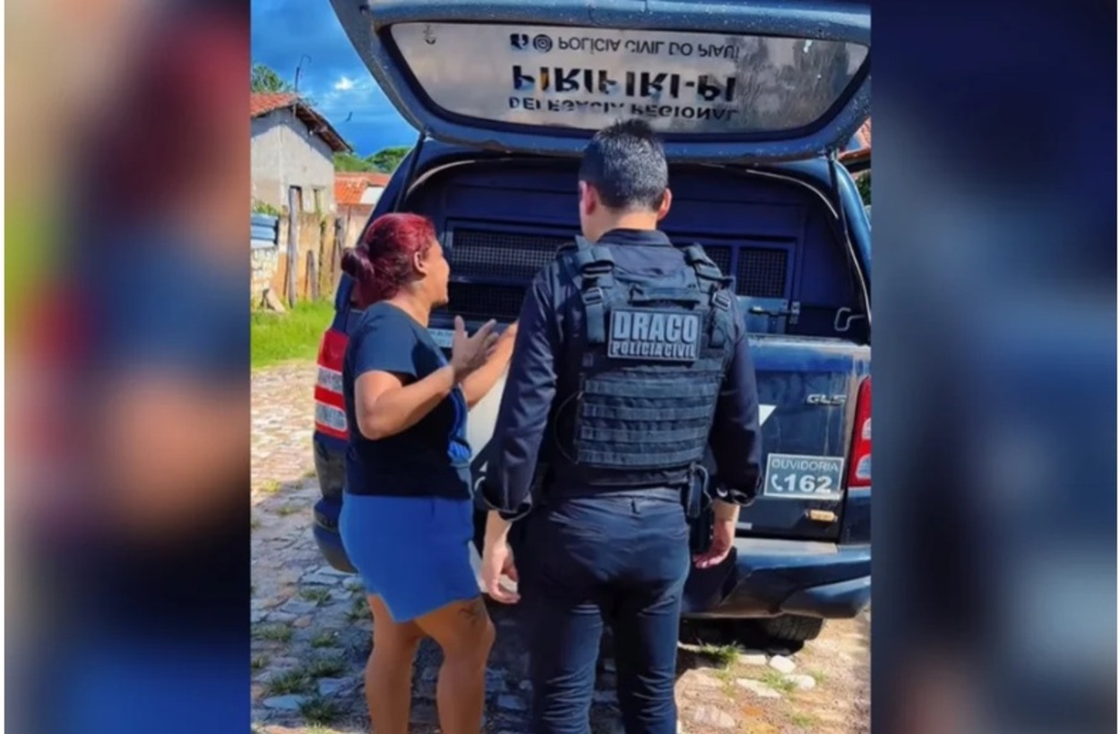 Mãe chora ao ver filho ser preso pela segunda vez  